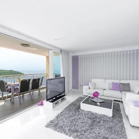 Lavander & Violet Apartment